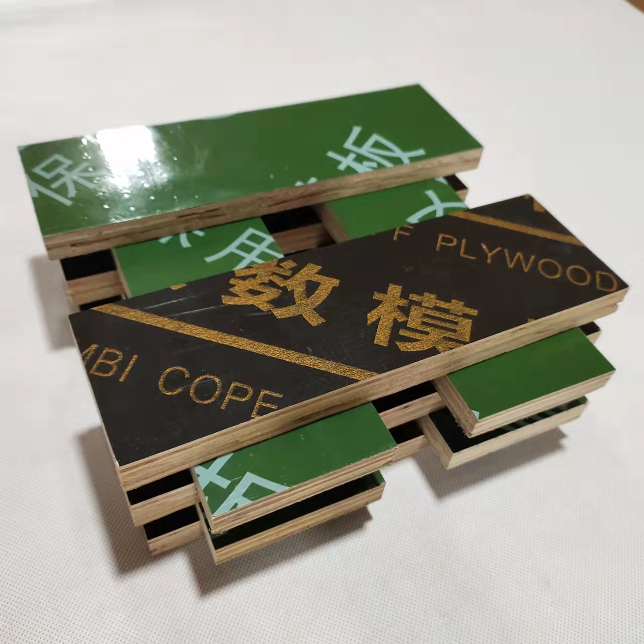 隨著建筑模板加工和生產(chǎn)技術(shù)的不斷創(chuàng)新，建筑模板的種類越來越多